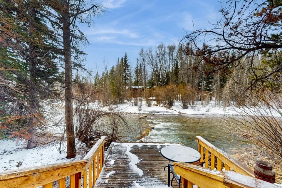 Blue Riverfront Retreat House in Silverthorne