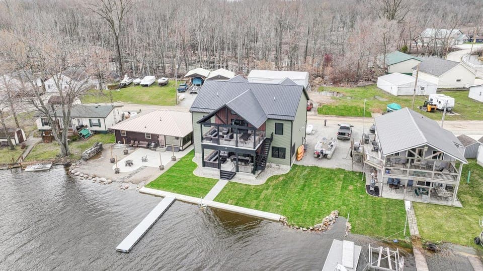 Green Diamond Retreat - Epic Lakefront Oasis for 30, 6BR, Boat Slip, Kayaks House in Indiana