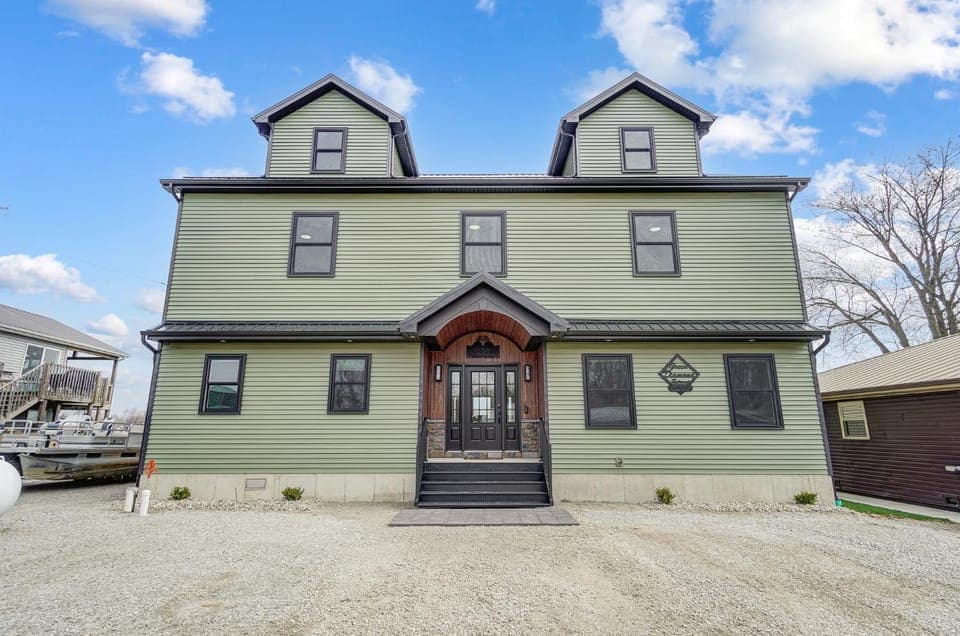 Green Diamond Retreat - Epic Lakefront Oasis for 30, 6BR, Boat Slip, Kayaks House in Indiana