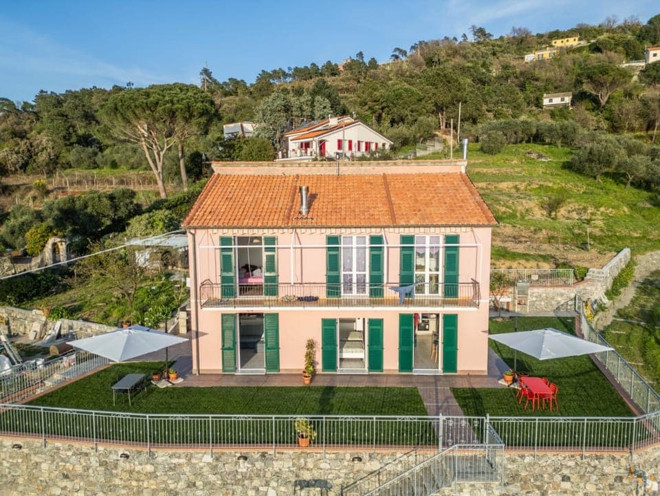 Shower, BBQ facilities, Garden, TV and multimedia, Coffee/tea facilities, Kitchen or kitchenette, Mountain view, Sea view, cot, Parking, dishwasher, microwave, toaster, towels, washing machine, dryer, kitchen, air conditioner