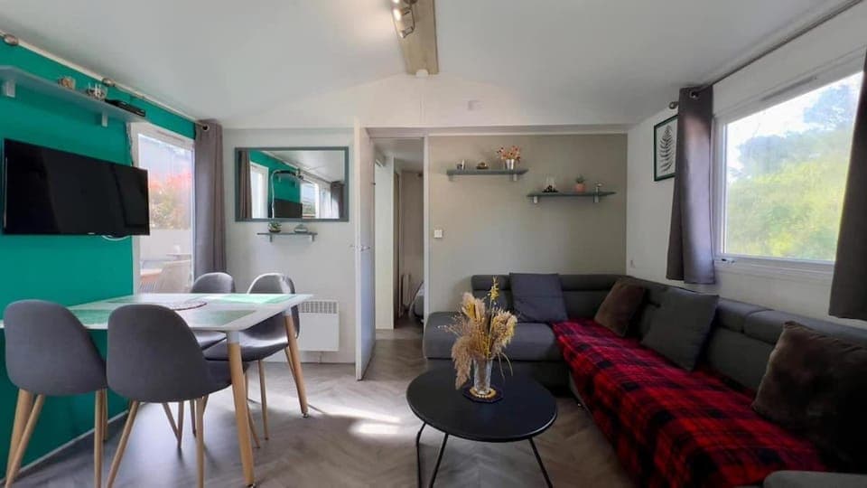 Communal lounge/ TV room, TV and multimedia, Living room, Dining area