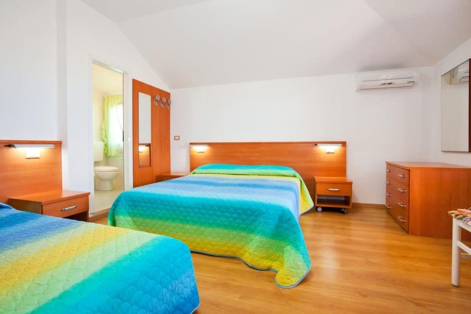 Bed, Photo of the whole room, Bedroom, air conditioner