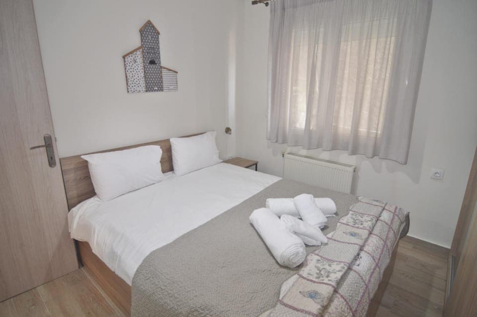 Bed, Photo of the whole room, Bedroom, towels