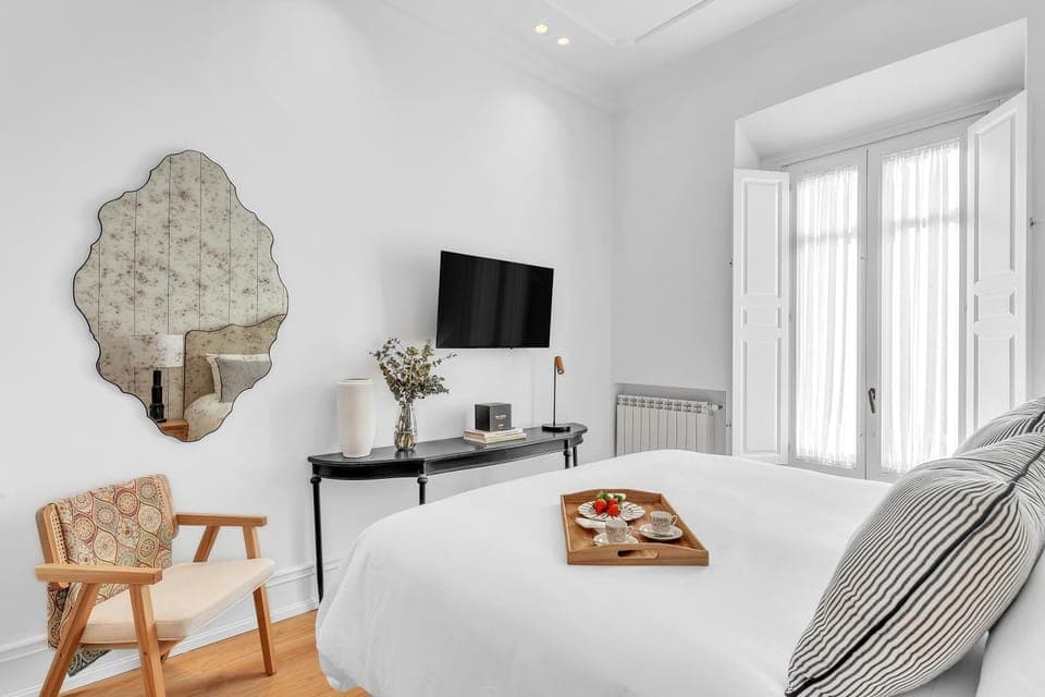 Bed, TV and multimedia, Photo of the whole room, Bedroom