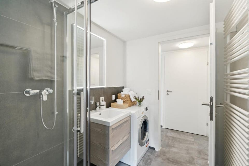 Shower, Bathroom, towels, washing machine