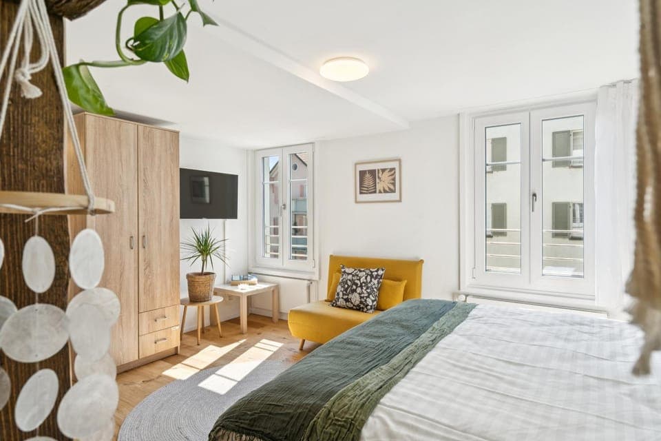 Bed, TV and multimedia, Living room, Photo of the whole room, Seating area, Bedroom