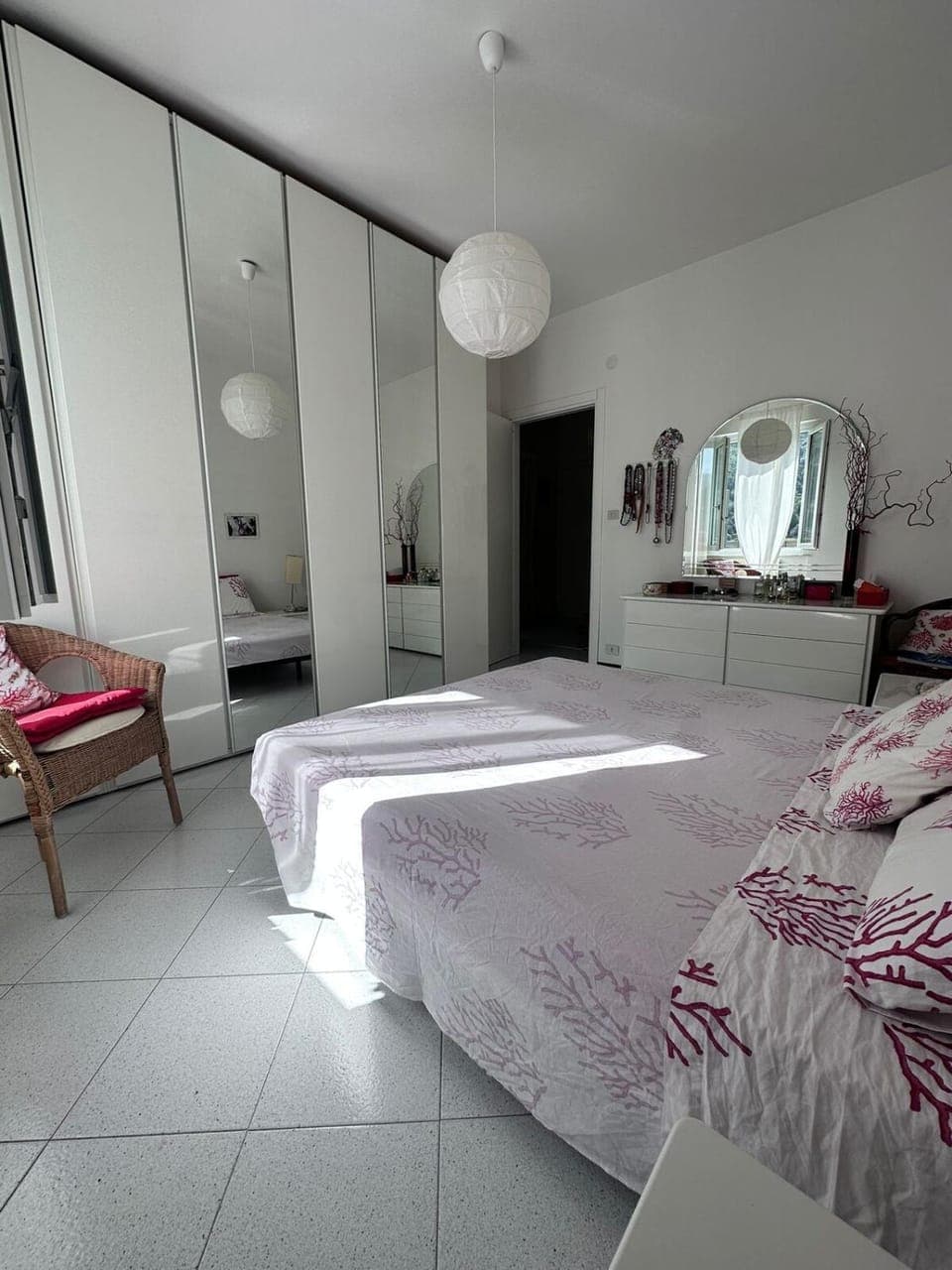 Photo of the whole room, Bedroom, wardrobe