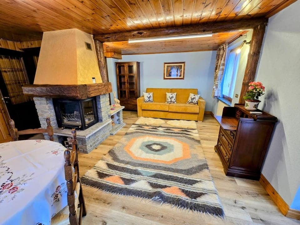 Bed, TV and multimedia, Living room, Bedroom