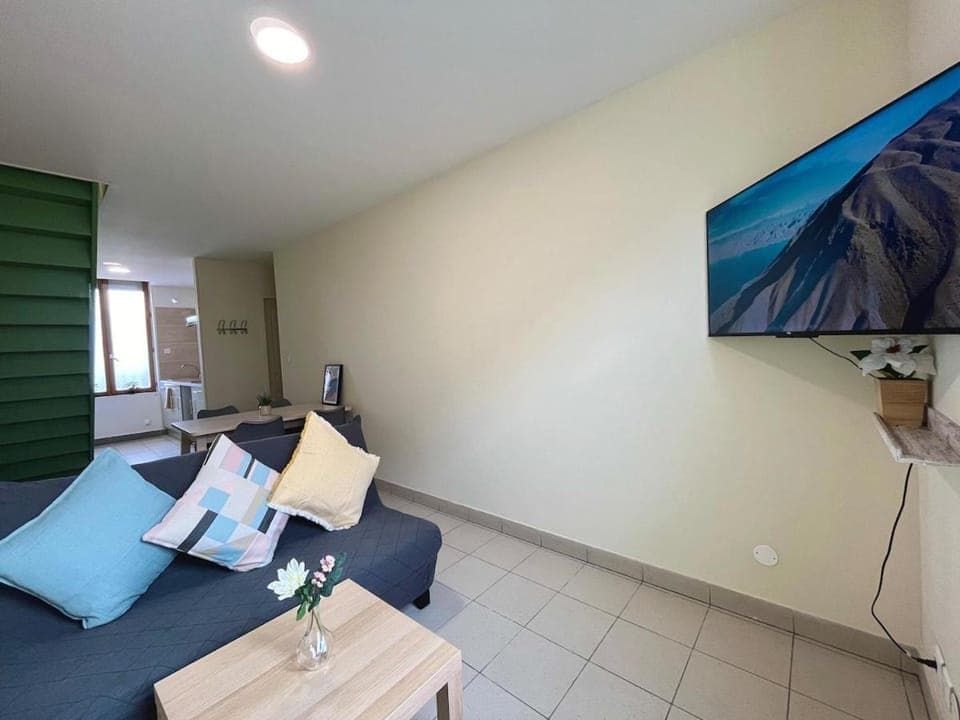 Bed, TV and multimedia, Living room, heating