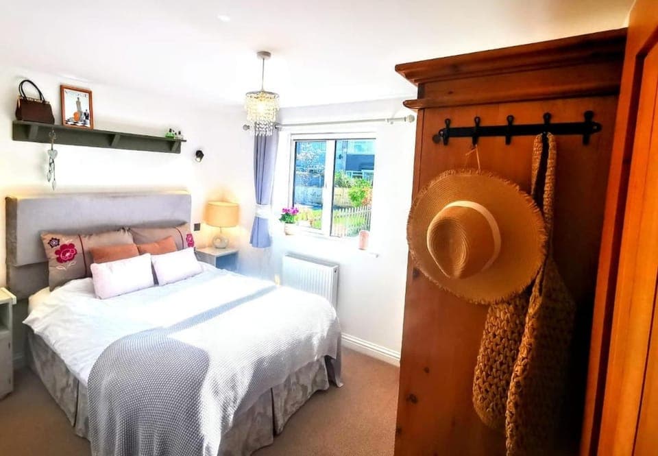 Bed, Photo of the whole room, Bedroom, wardrobe