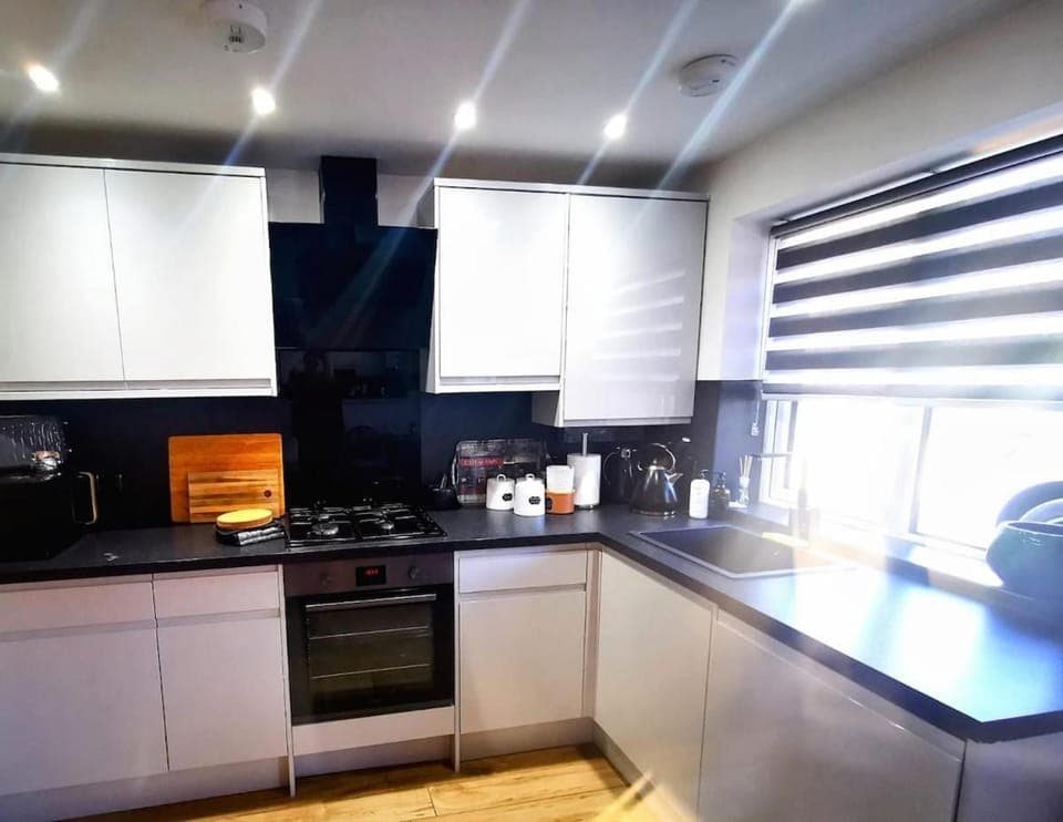 Coffee/tea facilities, Kitchen or kitchenette, stove, toaster