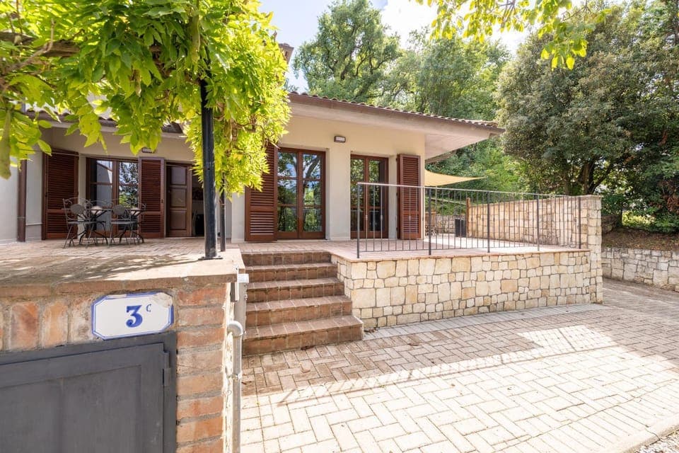 Property building, Day, Balcony/Terrace