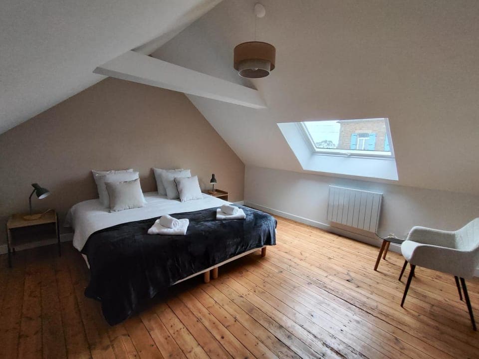 Bed, Photo of the whole room, Bedroom, towels