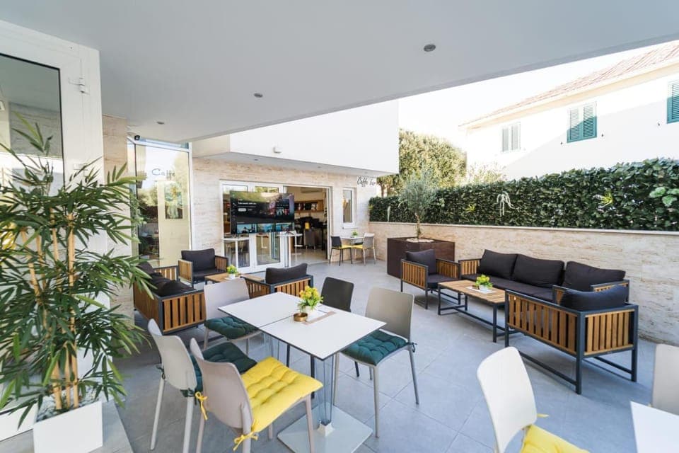 Day, Lounge or bar, Seating area
