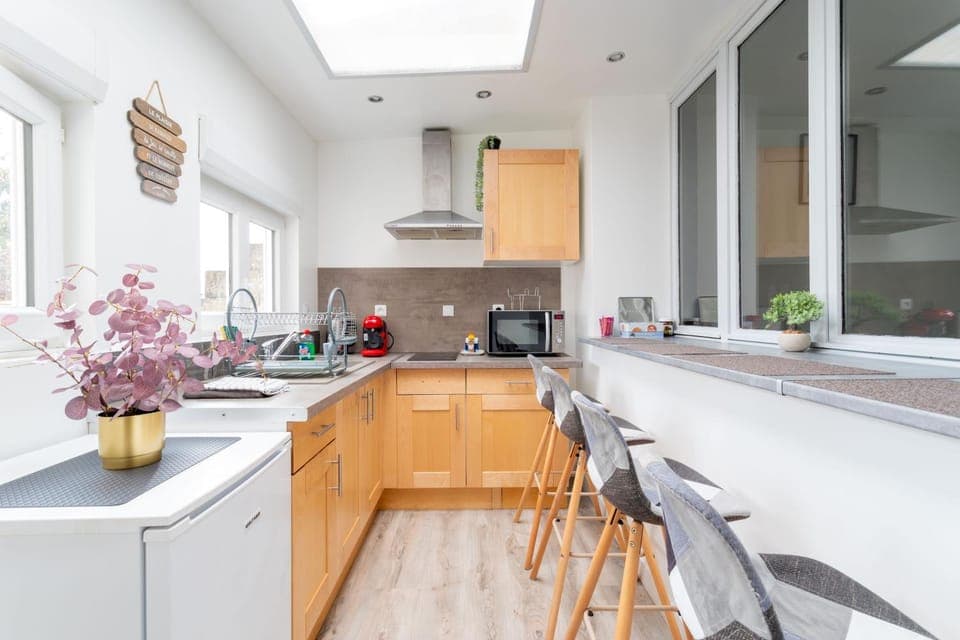 Kitchen or kitchenette, Dining area, stove