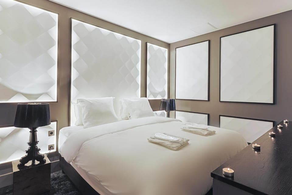 Bed, Photo of the whole room, Bedroom, towels, air conditioner