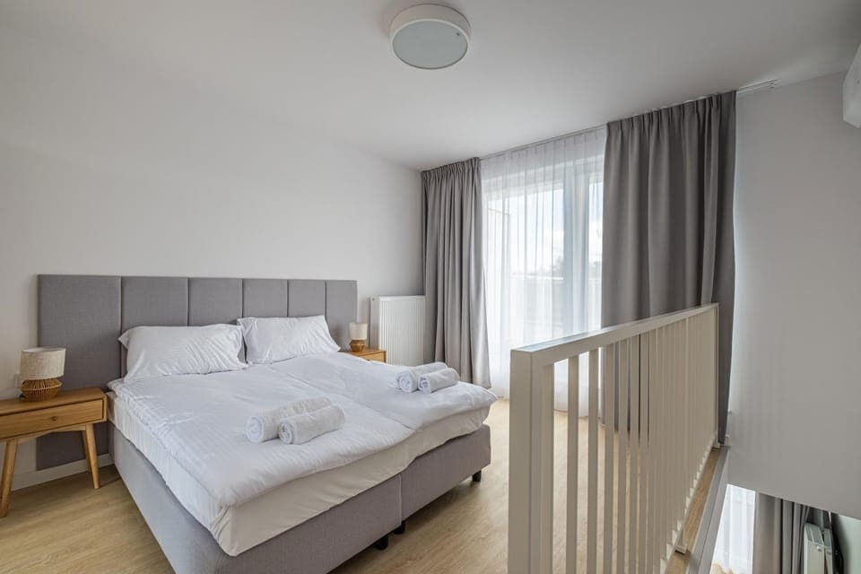 Bed, Photo of the whole room, Bedroom, towels