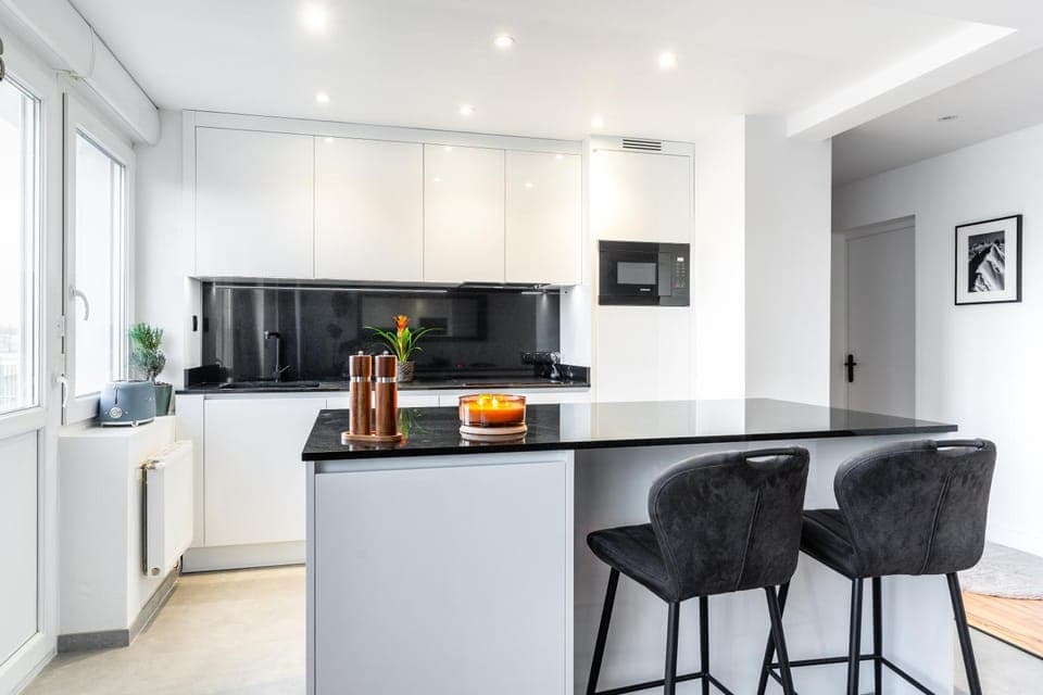 Kitchen or kitchenette, Dining area, stove