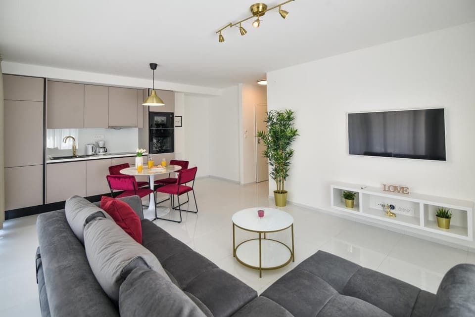 TV and multimedia, Kitchen or kitchenette, Seating area, Dining area, oven, stove