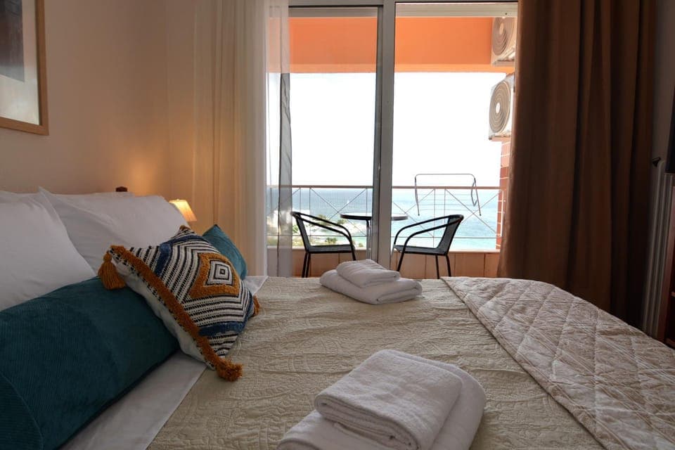 Bed, Living room, Photo of the whole room, Seating area, Bedroom