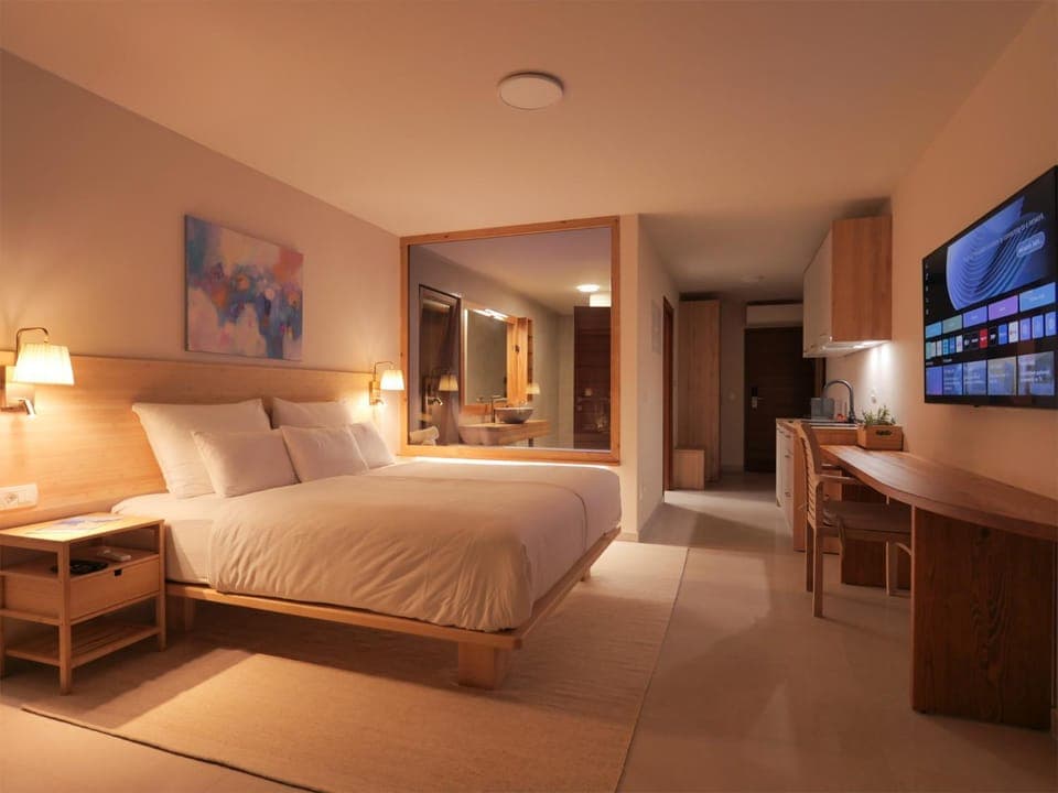 Bed, TV and multimedia, Photo of the whole room, Bedroom