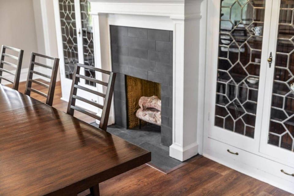 Dining area, fireplace