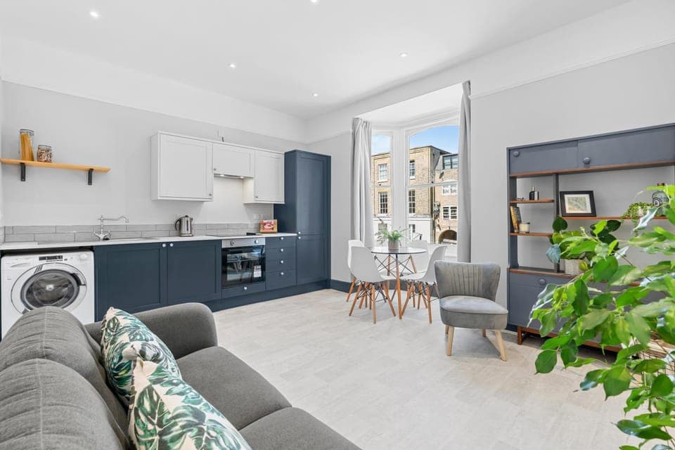 Kitchen or kitchenette, Living room, Seating area, Dining area