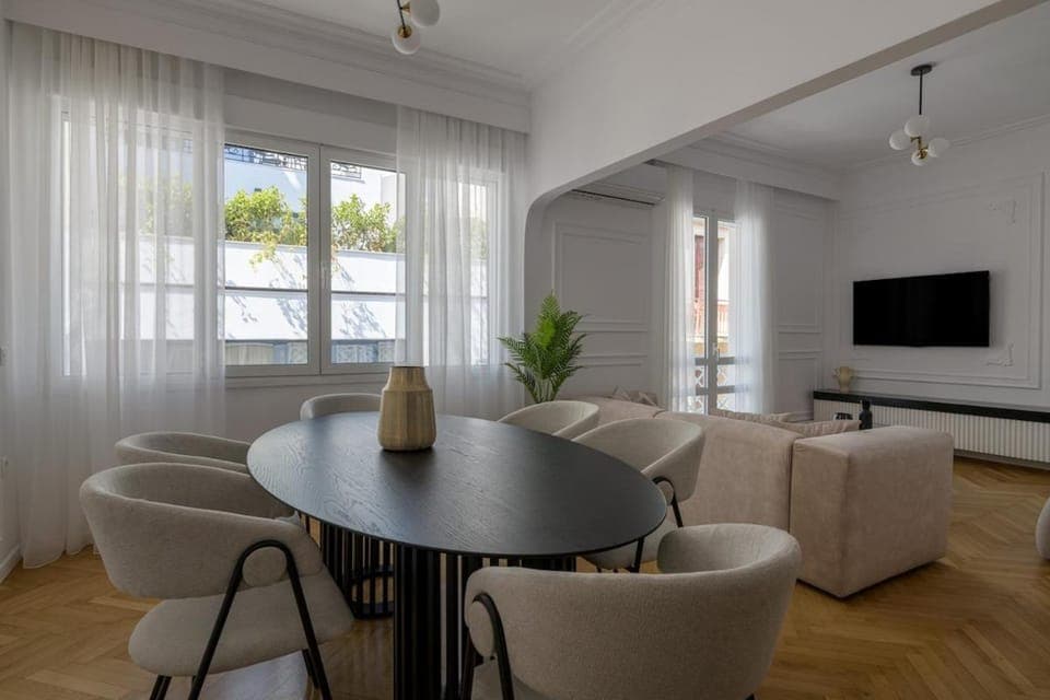 TV and multimedia, Living room, Seating area, Dining area