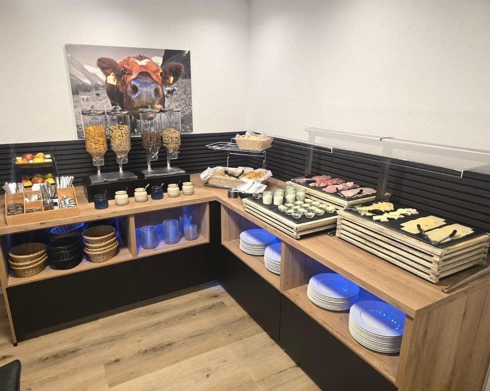 Food and drinks, Continental breakfast, Buffet breakfast