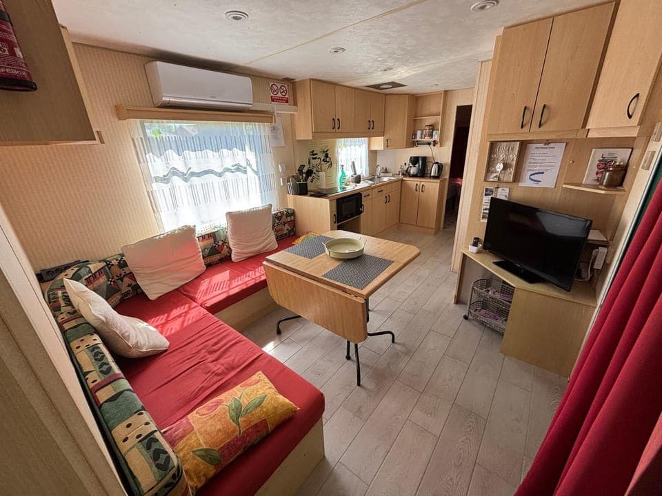 Seating area, air conditioner