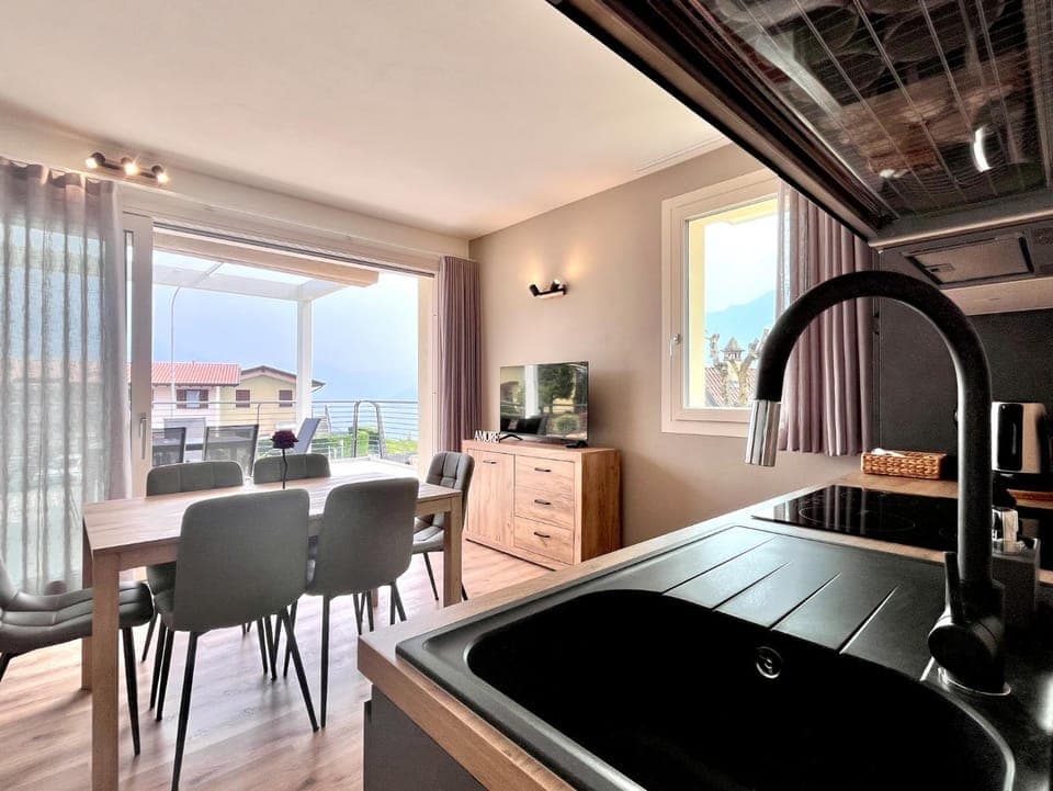 Kitchen or kitchenette, Living room, Seating area, Dining area