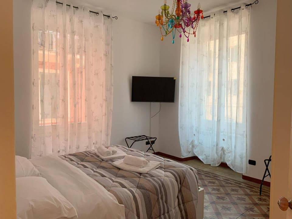 Bed, TV and multimedia, Photo of the whole room, Bedroom