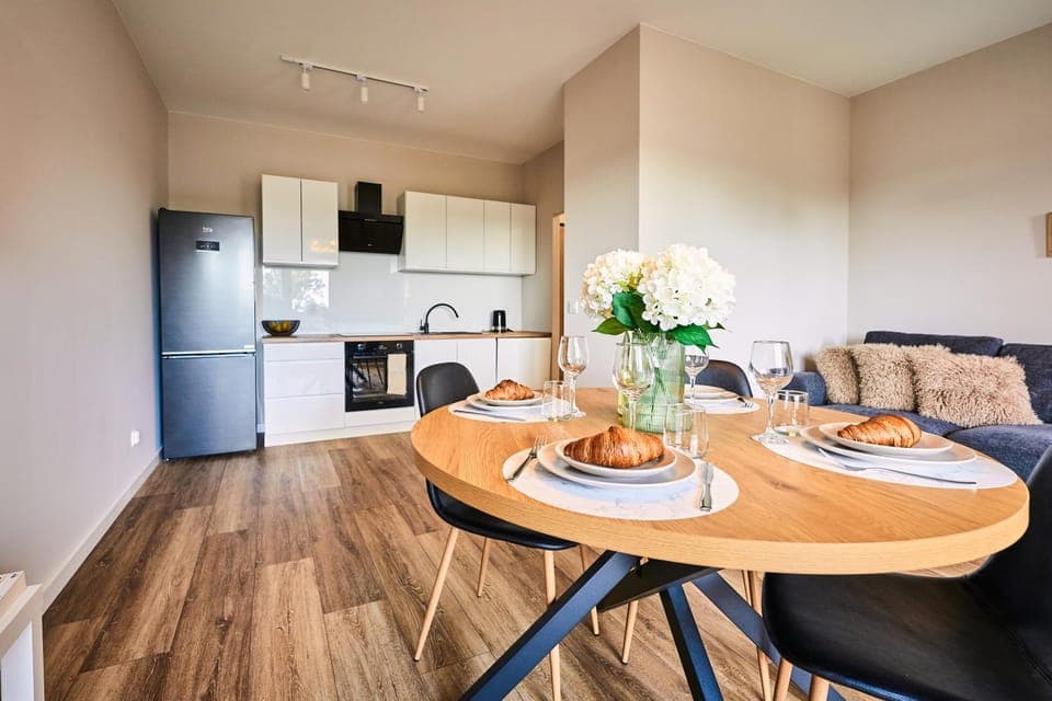 Kitchen or kitchenette, Living room, Seating area, Dining area