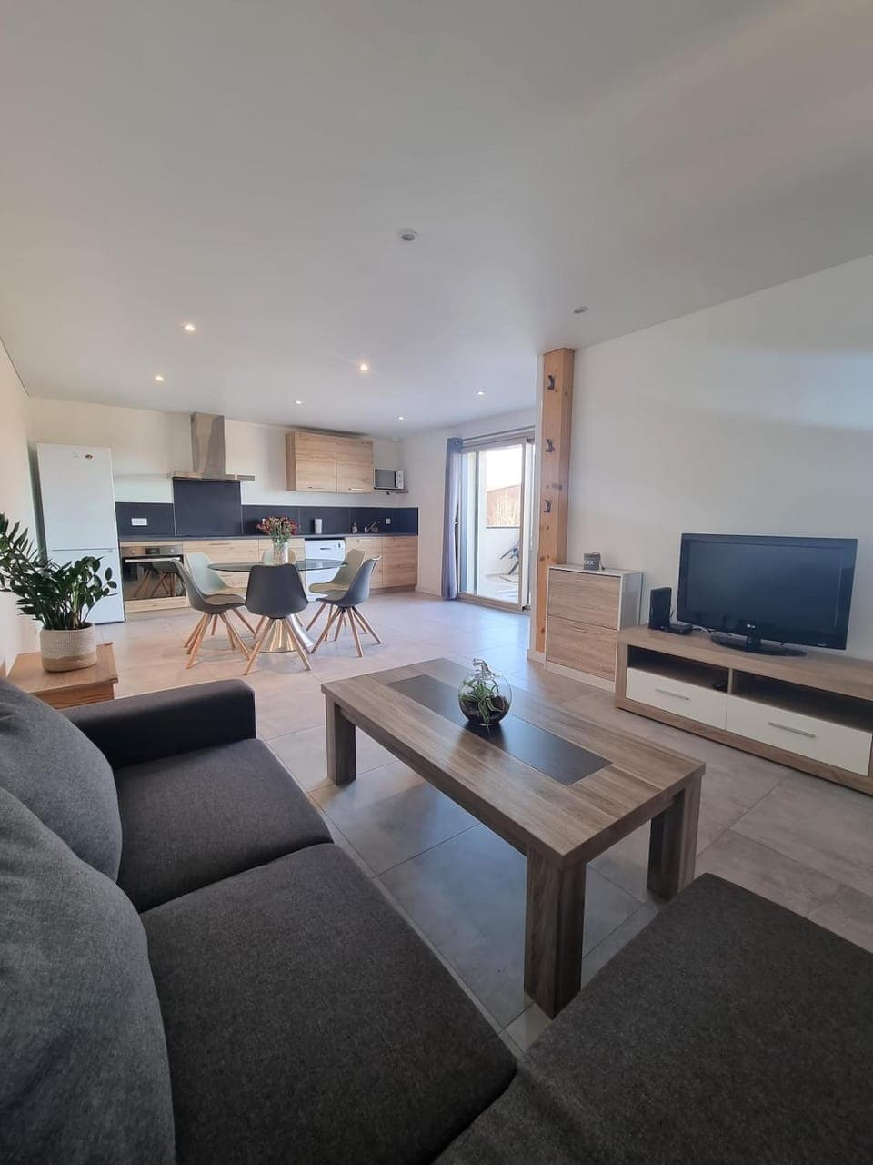 TV and multimedia, Kitchen or kitchenette, Seating area