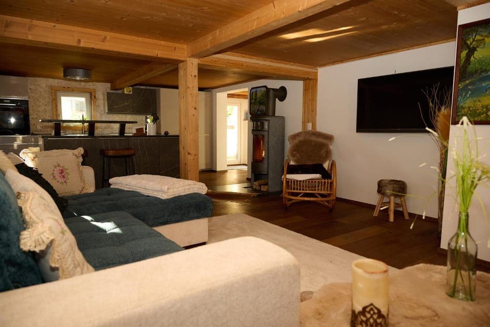 TV and multimedia, Living room, Photo of the whole room, Seating area