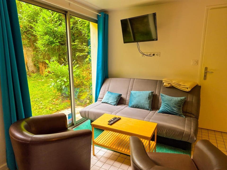 Bed, TV and multimedia, Seating area