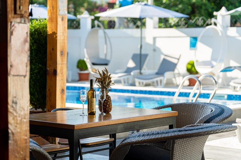 Food and drinks, Seating area