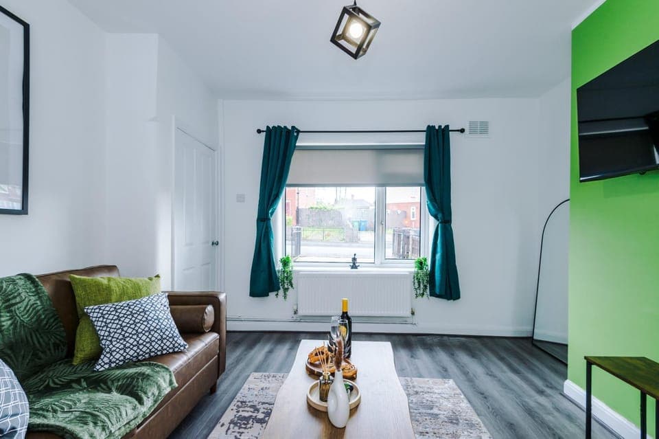 Communal lounge/ TV room, TV and multimedia, Living room, Seating area, Dining area, Evening entertainment