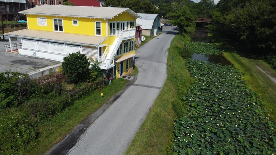 1878 RiverRun B&B - Waterfront, Self-Serve Breakfast, WiFi, Trail and River access Bed and Breakfast in Hancock