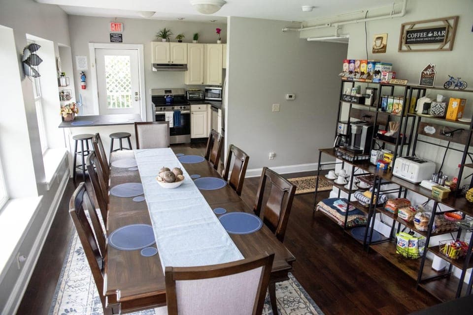 Kitchen or kitchenette, Dining area