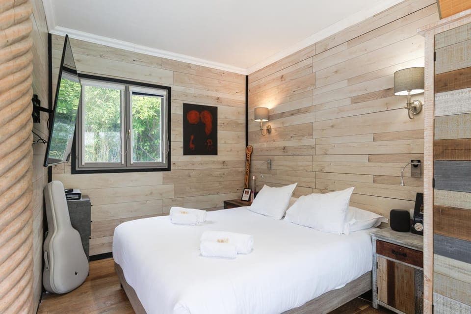 Photo of the whole room, Bedroom