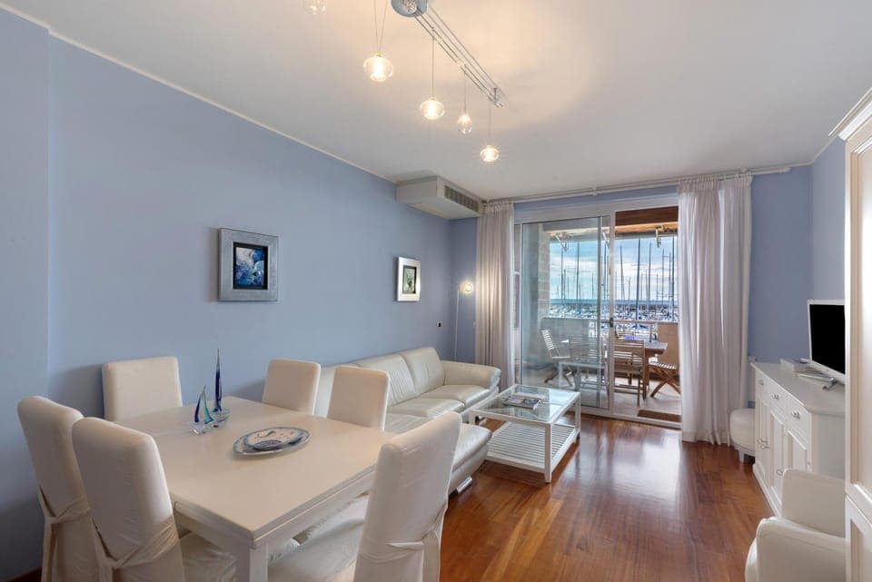 Property building, Balcony/Terrace, Dining area, Sea view