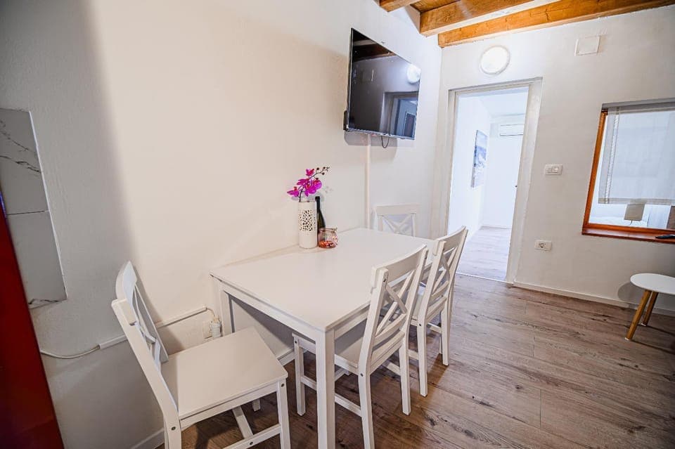 TV and multimedia, Living room, Dining area