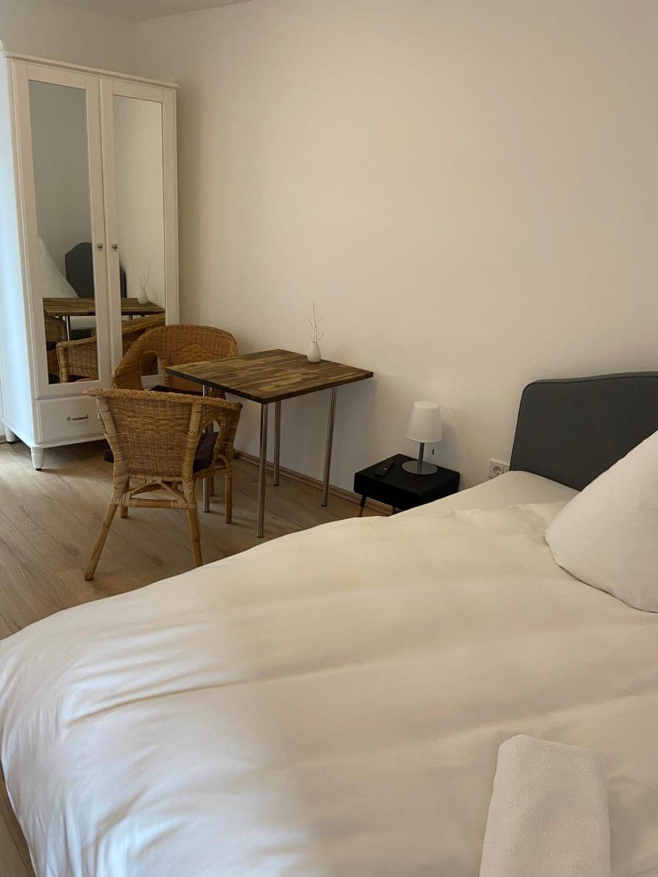 Bed, Photo of the whole room, Seating area, Dining area, Bedroom