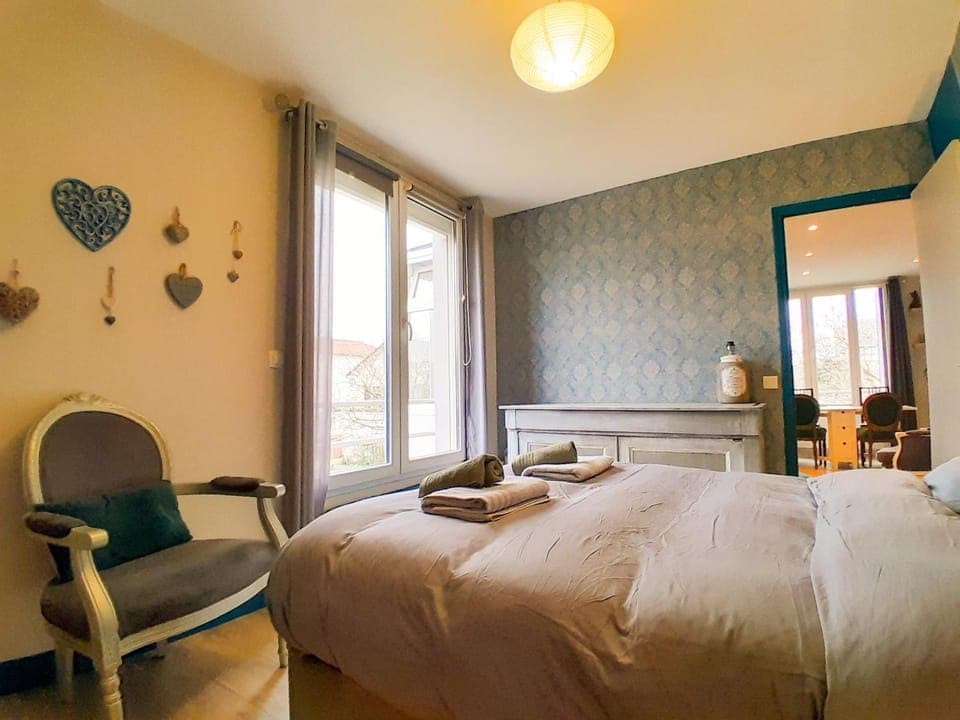 Bed, Bedroom, towels