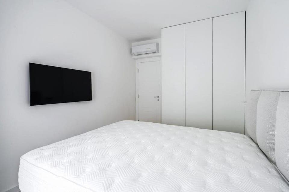 Bed, TV and multimedia, Bedroom, wardrobe, air conditioner
