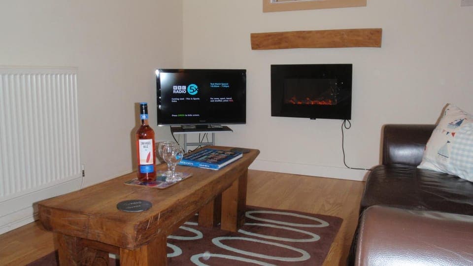 TV and multimedia, Living room, Seating area, fireplace