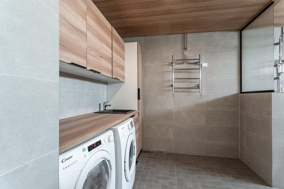 Hot Tub, Bathroom, flat iron, washing machine, dryer