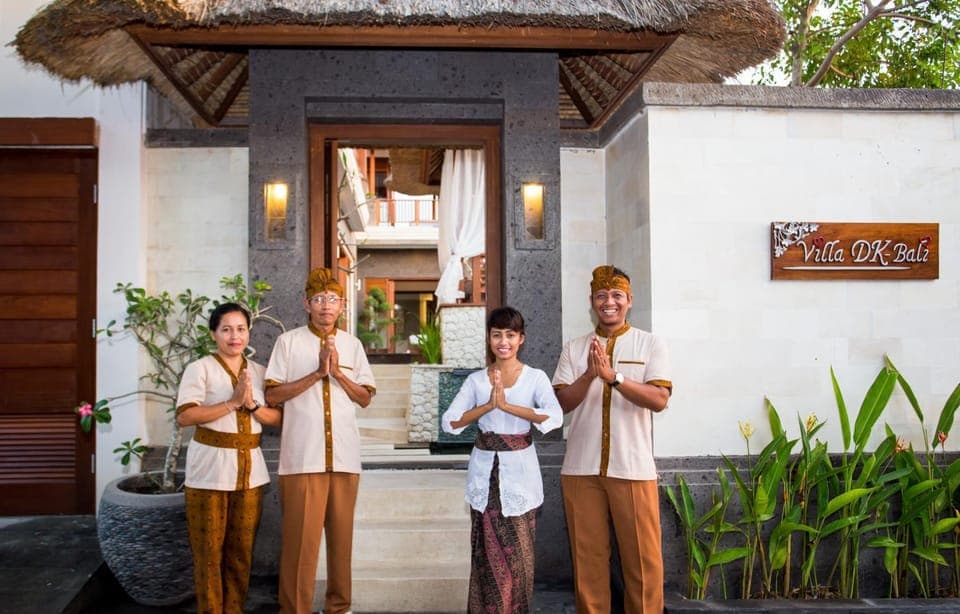 Staff, Facade/entrance, Day