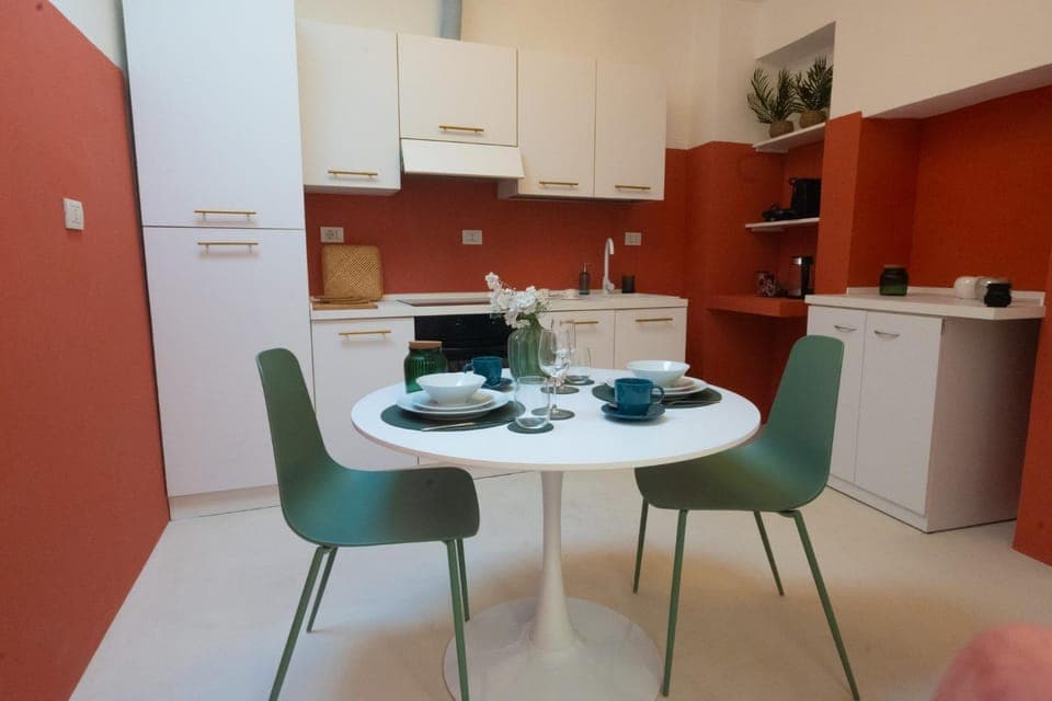 Kitchen or kitchenette, Dining area